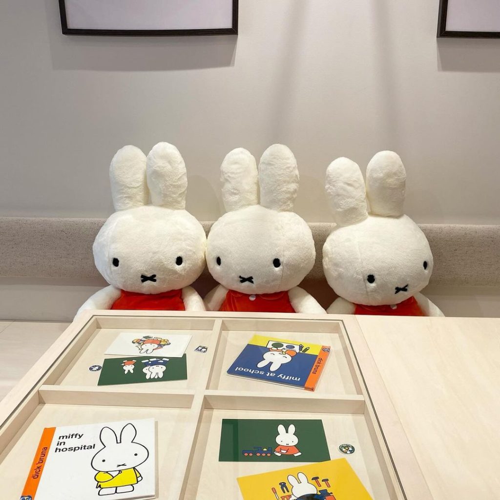 大きなミッフィーがみなさまのお越しをお待ちしています。 | Dick  
